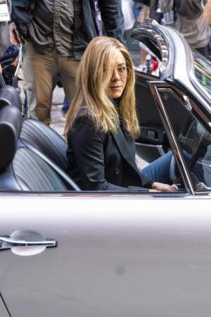 Jennifer Aniston arbore son blond vénitien sur le tournage de la série "The Morning Show" à New York, le 26 septebre 2022. 