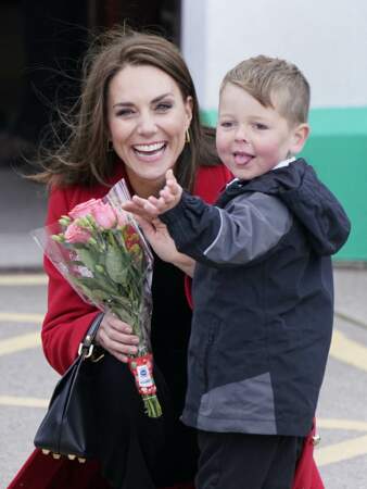 Kate Middleton a reçu un bouquet de fleurs par un jeune écolier de quatre ans lors de sa visite aux Pays de Galles, le 27 septembre 2022. 