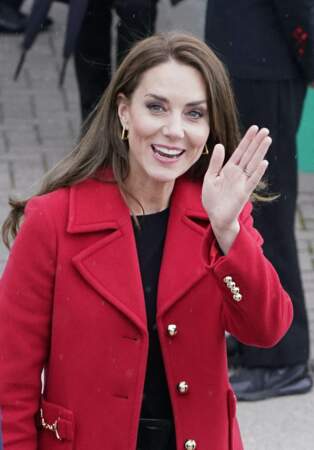 Kate Middleton est chic à souhait pour rendre visite aux bénévoles de la station de sauvetage RNLI Holyhead situé aux Pays-de-Galles, le 27 septembre 2022. 