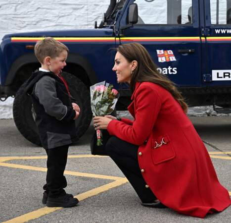 Kate Middleton porte un manteau L.K. de Bennett à 670€ ornée de boutons en or lors de sa visite à la station de sauvetage de Holyhead RNLI, le 27 septembre 2022. Une couleur qui fait référence à la princesse Diana. 