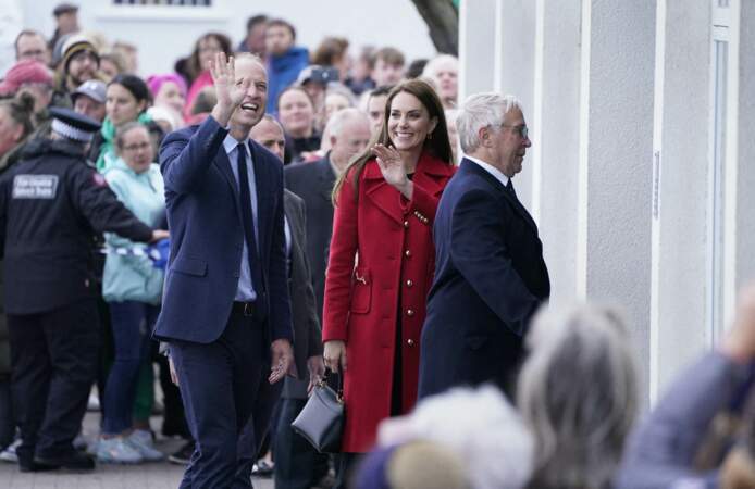 Kate Middleton est éblouissante avec son long manteau rouge aux Pays de Galles, le 27 septembre 2022. 