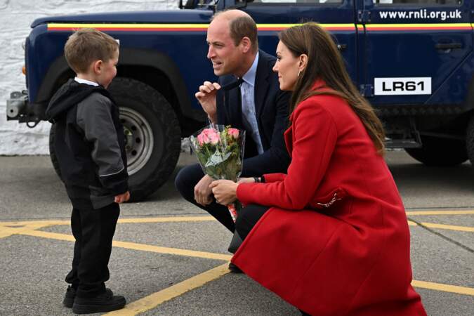 Kate Middleton craque pour un long manteau en laine recyclée de L.K. Bennett aux Pays de Galles, le 27 septembre 2022. 