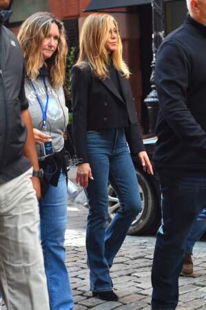 Jennifer Aniston opte pour le brushing parfaitement bien réalisé sur le tournage de la nouvelle saison de la série "The Morning Show" à New York, le 26 septembre 2022. 