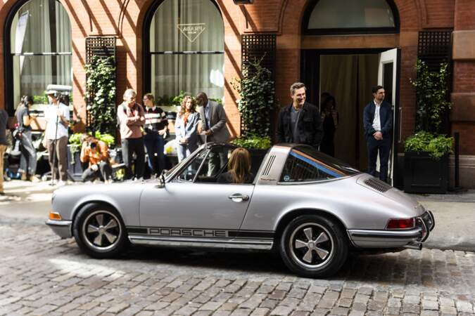 Jennifer Aniston conduit une Porsche 911 carrera sur le tournage de la série "The Morning Show" à New York.