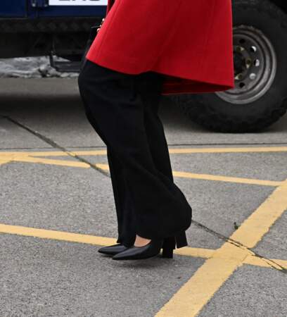 Kate Middleton choisit une paire d'escarpins pour rendre visite à l'équipage et aux bénévoles de la station de sauvetage RNLI Holyhead situé aux Pays-de-Galles, le 27 septembre 2022.  
