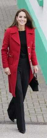 Kate Middleton opte pour un pantalon à taille haute évasé associé à un un haut noir pour sa visite aux Pays de Galles, le 27 septembre 2022. 