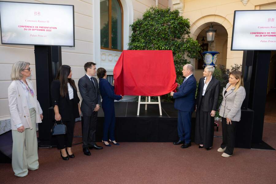Tous les membres de la famille princière de Monaco se sont réunis pour dévoiler le logo choisi pour les célébrations du centenaire du prince Rainier III, au Palais de Monaco, le 28 septembre 2022.