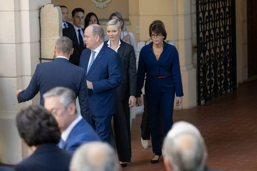 Le prince Albert II, son épouse Charlene et sa sœur la princesse Stéphanie de Monaco arrivent à la conférence de présentation des célébrations du centenaire de la naissance du Prince Rainier III de Monaco, au Palais de Monaco, le 28 septembre 2022.