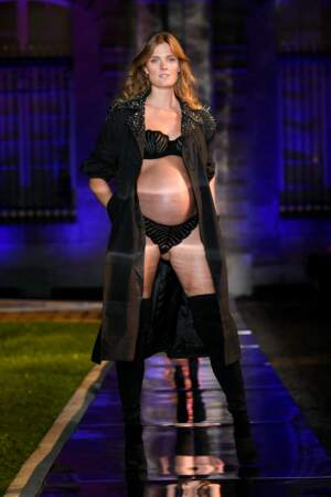 Constance Jablonski, enceinte dévoile son ventre rond lors du défilé Etam lors de la Fashion week de Paris, le 27 septembre 2022 