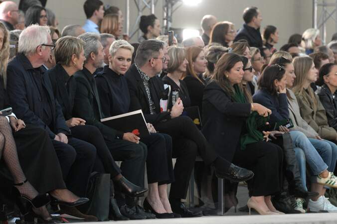 La princesse Charlene de Monaco a admiré avec attention la collection printemps/été 2023 de la marque Akris, lors de la Fashion Week de Paris, le 1er octobre 2022.