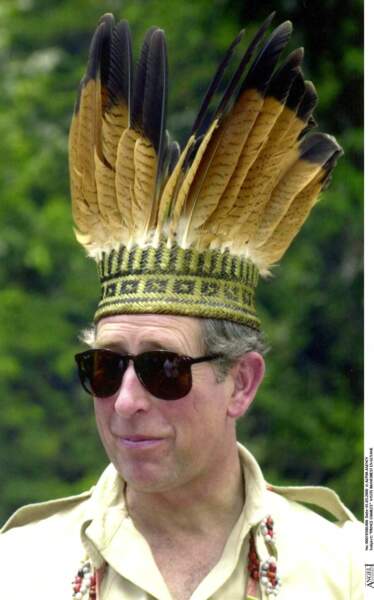 Le prince Charles en chapeau à plumes et lunettes de soleil en Guyane en 2000