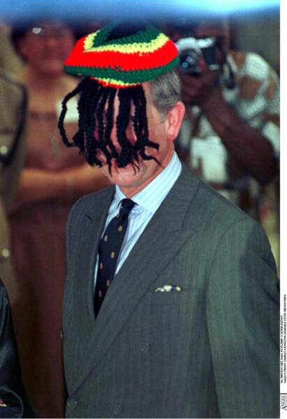 Le prince Charles s'amuse avec un bonnet rasta en Jamaique, en 2000