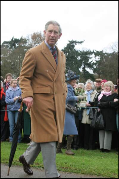 Le prince Charles à la campagne, au château de Sandringham, vêtu d'un costume et d'un manteau long