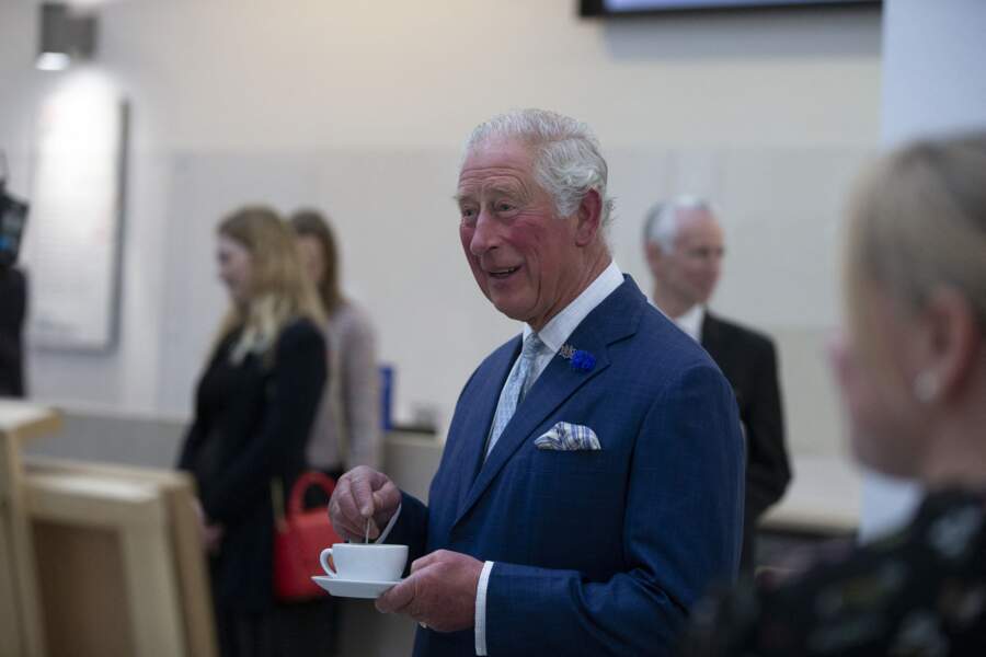 Le prince Charles, en septembre 2020, tasse de thé à la main.