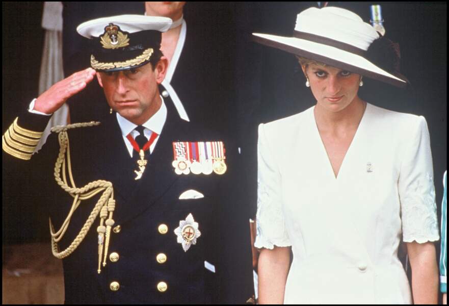 Le prince Charles en uniforme militaire et Lady Diana en 1995