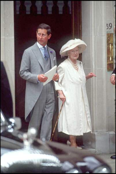 Le prince Charles et la reine mère lors d'un mariage en 1994