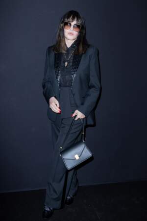Isabelle Adjani adopte la frange au défilé Lanvin Printemps/Eté 2023 lors de la Fashion Week de Paris.