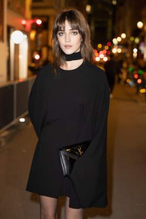 Talia Ryder arrive au dîner d'ouverture du restaurant "Sushi Park" rue Saint-Honoré en total look black. 