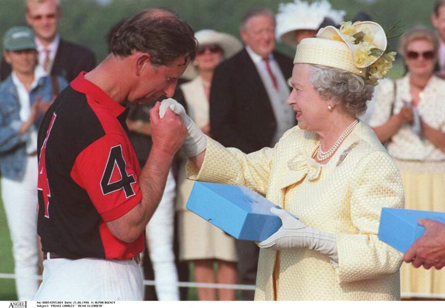 Le prince Charles et sa mère la reine, en 1995