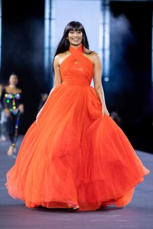 La frange droite était à l'honneur au défilé "Walk Your Worth" By L'Oreal, lors de la fashion week PAP femme printemps / été 2023. Nidhi Sunil est sublime avec cette coupe !