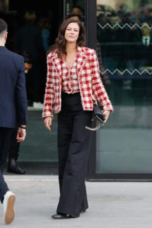 Anna Mouglalis l'actrice française opte pour un pantalon flare et une veste en tweed rouge au défilé Chanel  - collection printemps/été 2023, le 4 octobre 2022.