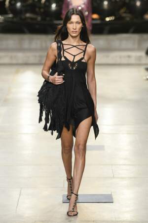 Bella Hadid occupe une place importante toute au long de cette Fashion week - collection automne/hiver 2023. En robe noire, le top-model défilé pour la marque Isabel Marant, le 29 septembre 2022. 