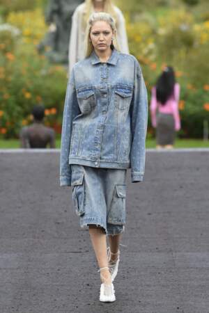 Gigi Hadid est relookée de denim bleu au défilé Givenchy lors de la Fashion Week de Paris, le 2 octobre 2022. 
