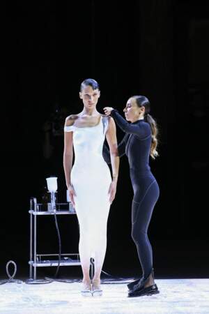 Bella Hadid se fait vaporiser une robe sur-mesure à la fin du défilé  Coperni, le 30 septembre 2022.