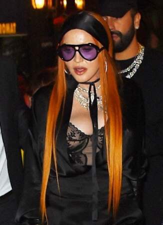 Madonna arbore un style gothique lors de la Fashion week de New York, le 14 septembre 2022. Avec une combinaison bi-matière, en satin et dentelle noire... la star fait sensation. 