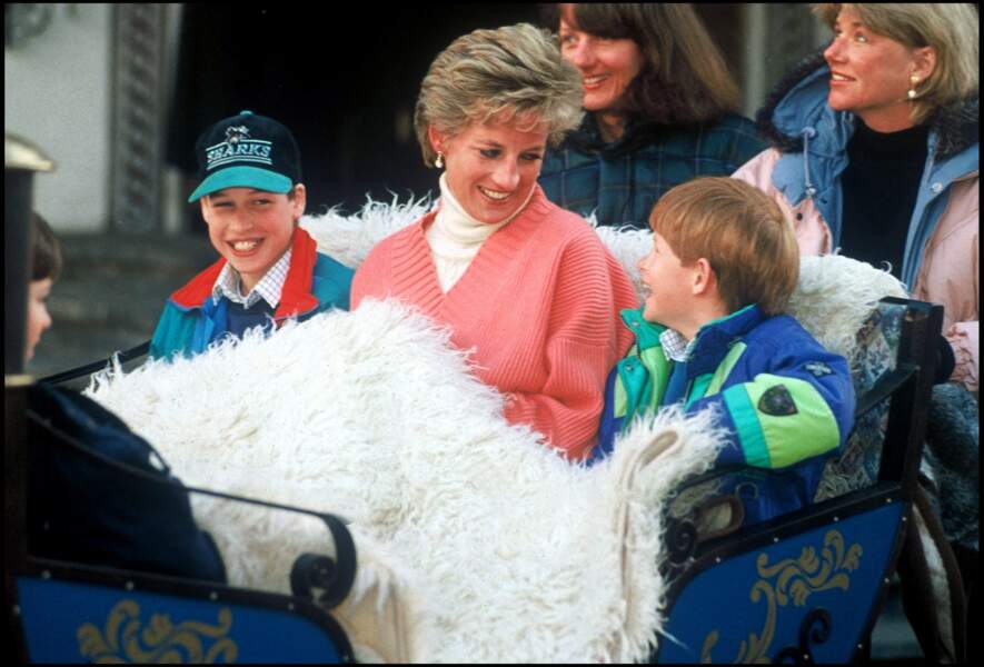 Lady Diana et ses fils, les princes William et Harry, se réchauffent après une séance de ski en 1994