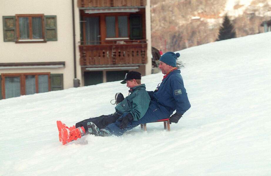 Charles III et le prince Harry, partagent un moment complice lors d'une descente en luge en 1997