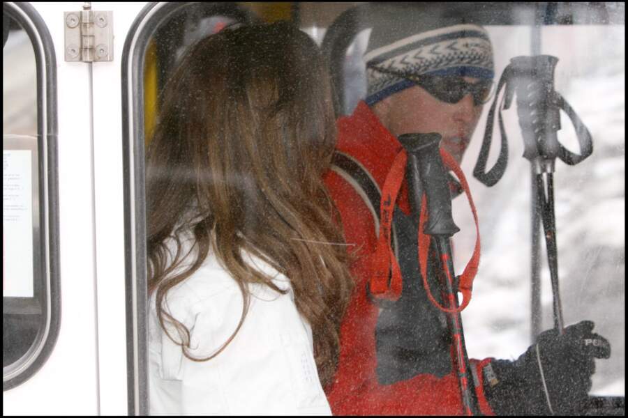 Le prince William et Kate Middleton, traqués par des paparrazis, officialisent leur relation lors de vacances au ski en 2003