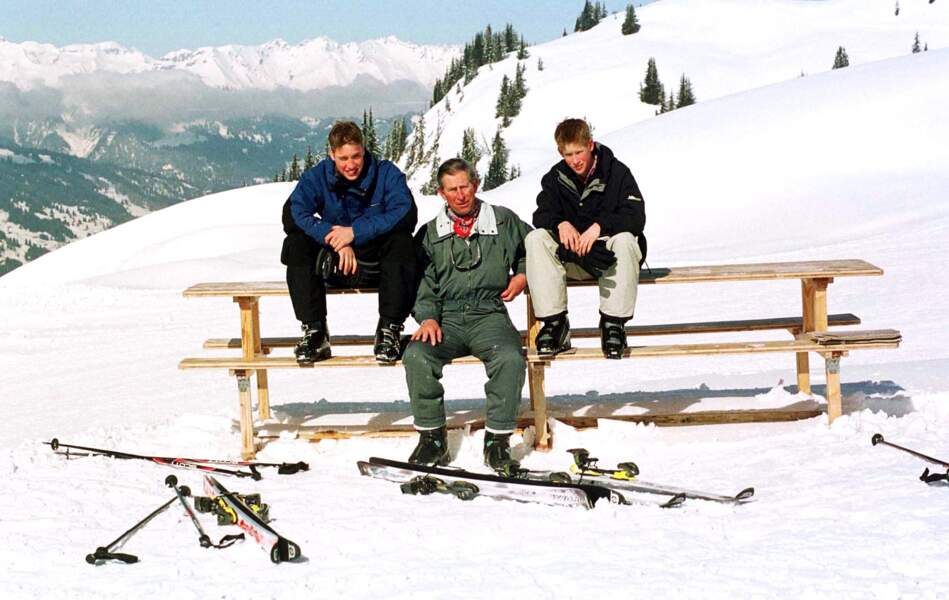 Charles III et ses fils, les princes William et Harry en vacances au ski en 2000