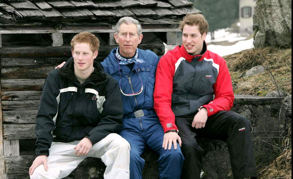 Charles III et ses fils, les princes William et Harry immortalisés devant un chalet en Suisse en 2005