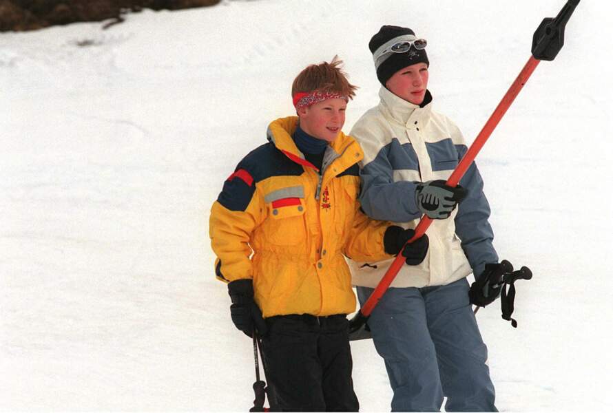 Le prince Harry et sa cousine Zara Phillips en vacances au ski avec leurs parents en 1998