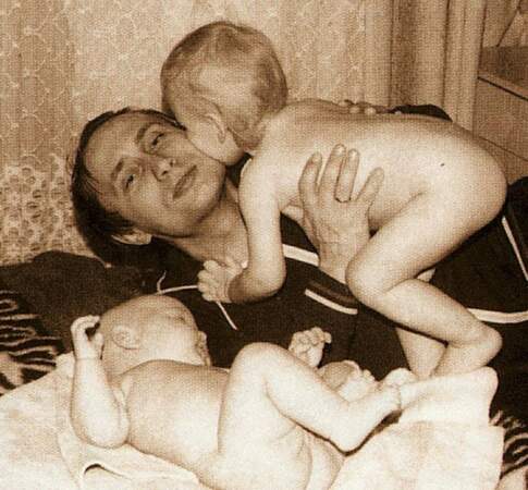 Vladimir Poutine avec ses filles Katerina et Maria en 1986