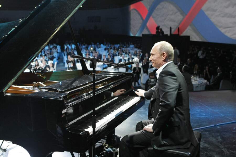 Vladimir Poutine joue du piano lors d'un concert caritatif à Saint Petersbourg, le 10 décembre 2010