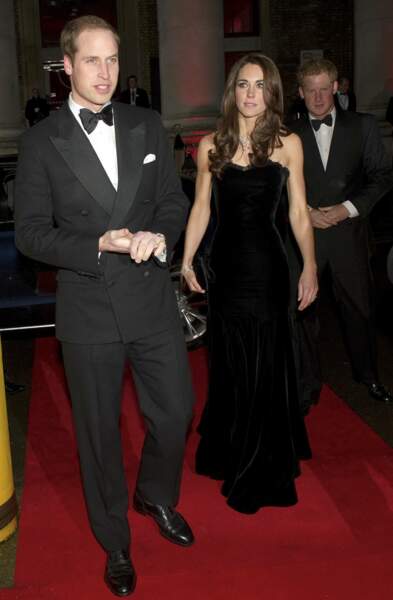 Le prince William et Kate Middleton, suivis du prince Harry, assistent à la cérémonie "The Sun Military Awards" à Londres, le 19 décembre 2011.