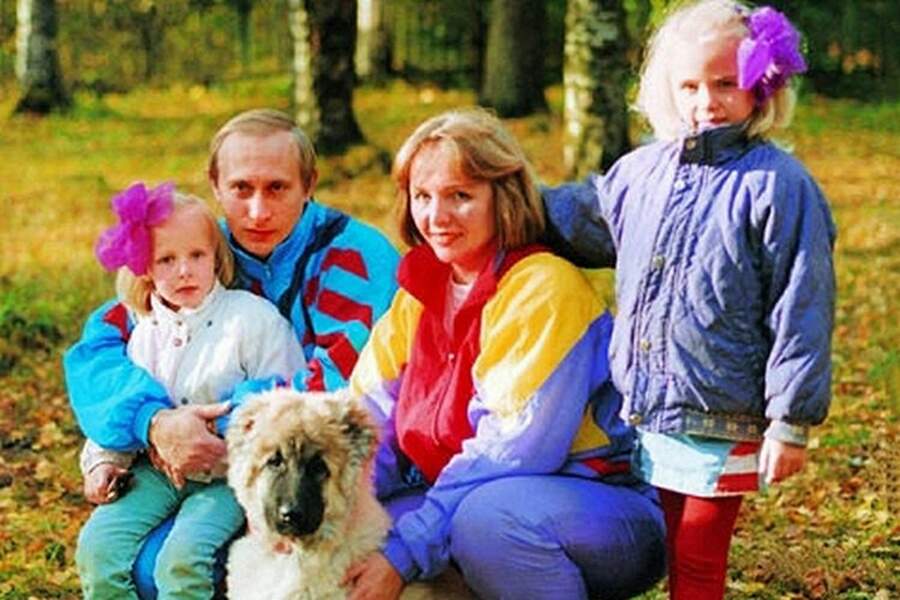 Vladimir Poutine avec son ex-épouse, Lyudmila Poutina et leurs deux filles, Katerina Tikhonova et Maria Vorontsova, dans les années 1990