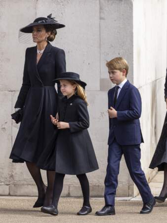 Kate Middleton et ses enfants le prince George et la princesse Charlotte, lors de la procession du cercueil de la reine Elizabeth II de l'Abbaye de Westminster à Wellington Arch à Hyde Park Corner, le 19 septembre 2022.