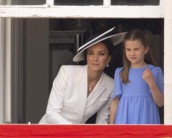 Kate Middleton et sa fille la princesse Charlotte au balcon du palais de Buckingham lors du défilé "Trooping The Colour", le 2 juin 2022.