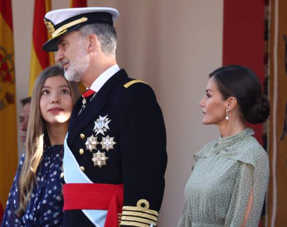 Letizia d’Espagne et son chignon XXL lors de la parade militaire de la fête nationale à Madrid, le 12 octobre 2022. 