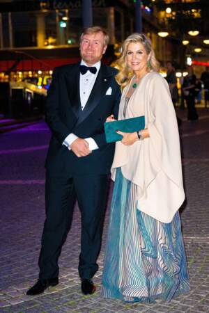 La reine Maxima des Pays-Bas et son époux le roi Willem-Alexander sont complices à la soirée de concert offerte au roi et à la reine de Suède, le 12 octobre 2022. 