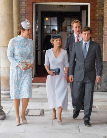 Hannah Carter, ici en robe longue lavande et son conjoint Robert Carter à sa gauche lors du baptême du prince Louis en la chapelle St James à Londres. Le 9 juillet 2018