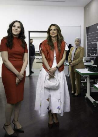 Avec son sac Bottega Veneta, la reine Rania de Jordanie visite le siège de la maison de haute-couture Makesy à Amman, le 13 octobre 2022. 