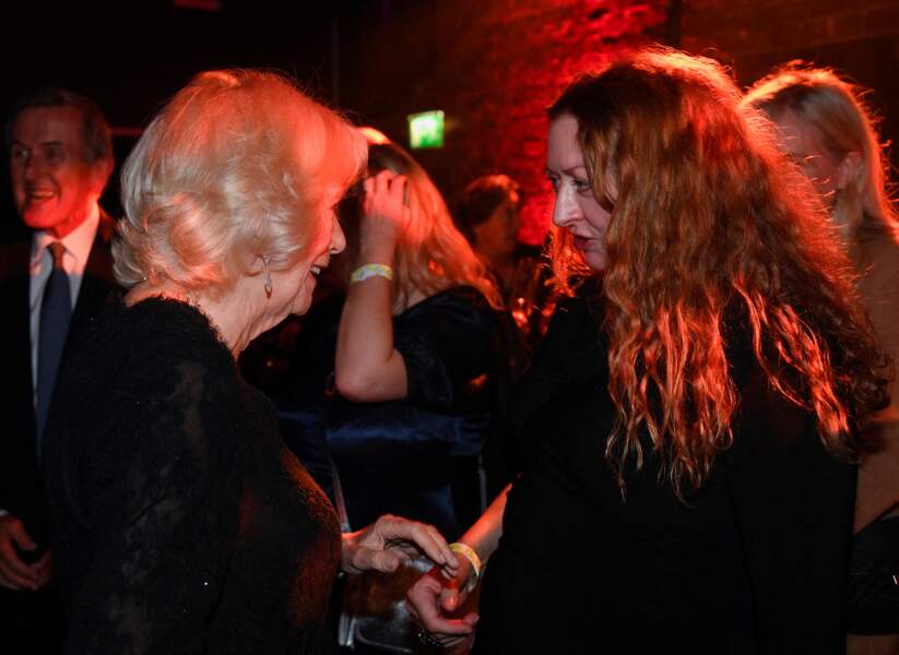 Camilla Parker Bowles, reine consort, présentée à l'une des participants, l'écrivain Claire Keegan, à la soirée de remise du Booker Prize, organisée à la Roundhouse à Londres (Angleterre), le 17 octobre 2022