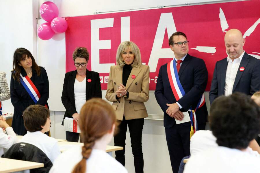 Brigitte Macron, face aux élèves du collège La Rose Blanche (Paris), lundi 17 octobre.