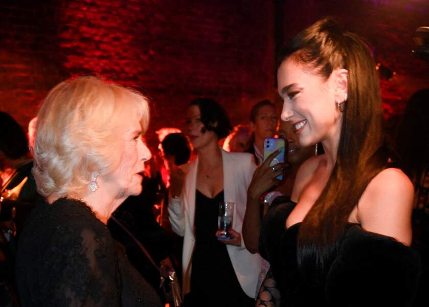 Camilla Parker Bowles, reine consort, avec Dua Lipa  à la soirée de remise du Booker Prize, organisée à la Roundhouse à Londres (Angleterre), le 17 octobre 2022