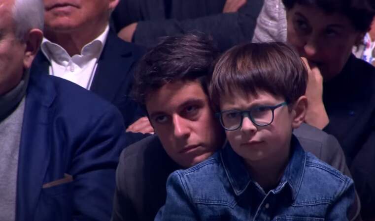 Gabriel Attal et son frère Nikolaï Attal, au meeting d'Emmanuel Macron à Paris la Défense, le 2 avril 2022