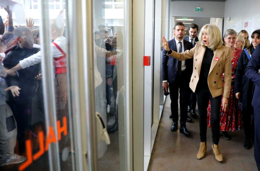 Brigitte Macron qui salue les nombreux élèves du collège La Rose Blanche (Paris), lundi 17 octobre.